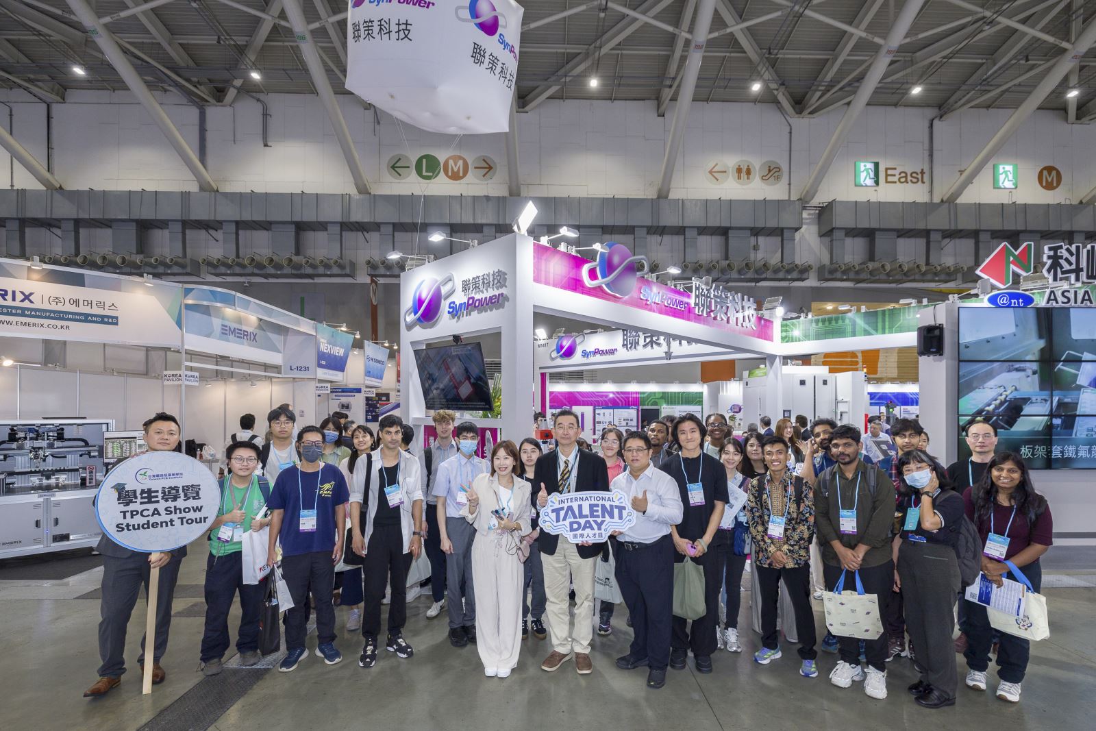 聯策科技於TPCA Show接待國內外學生團進行展位導覽