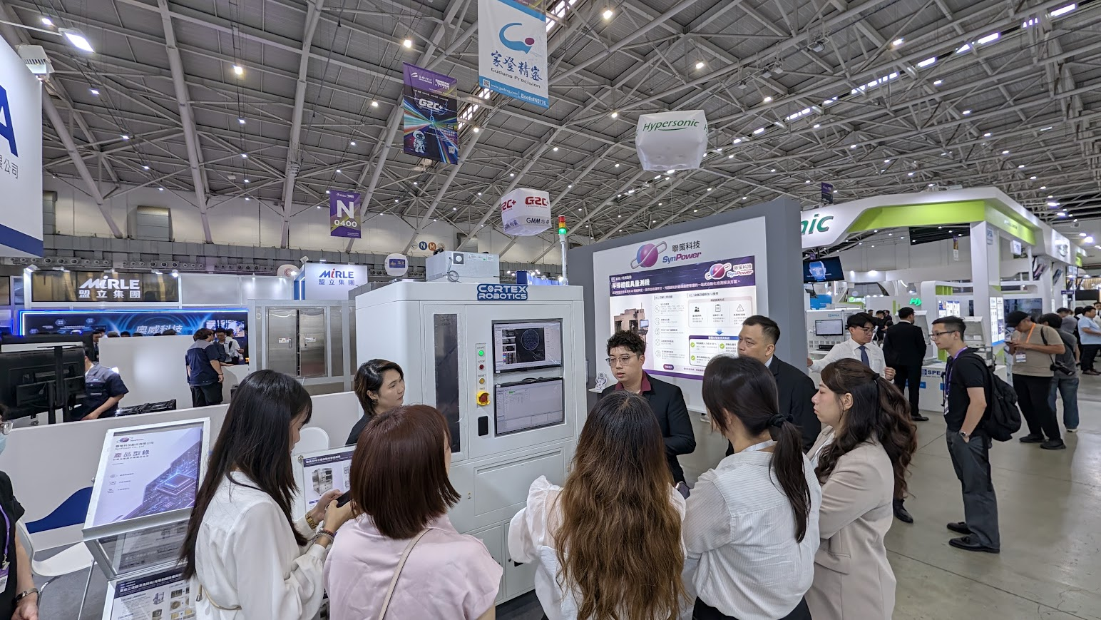 聯策科技玻璃矽中介層自動光學檢測設備現場展示